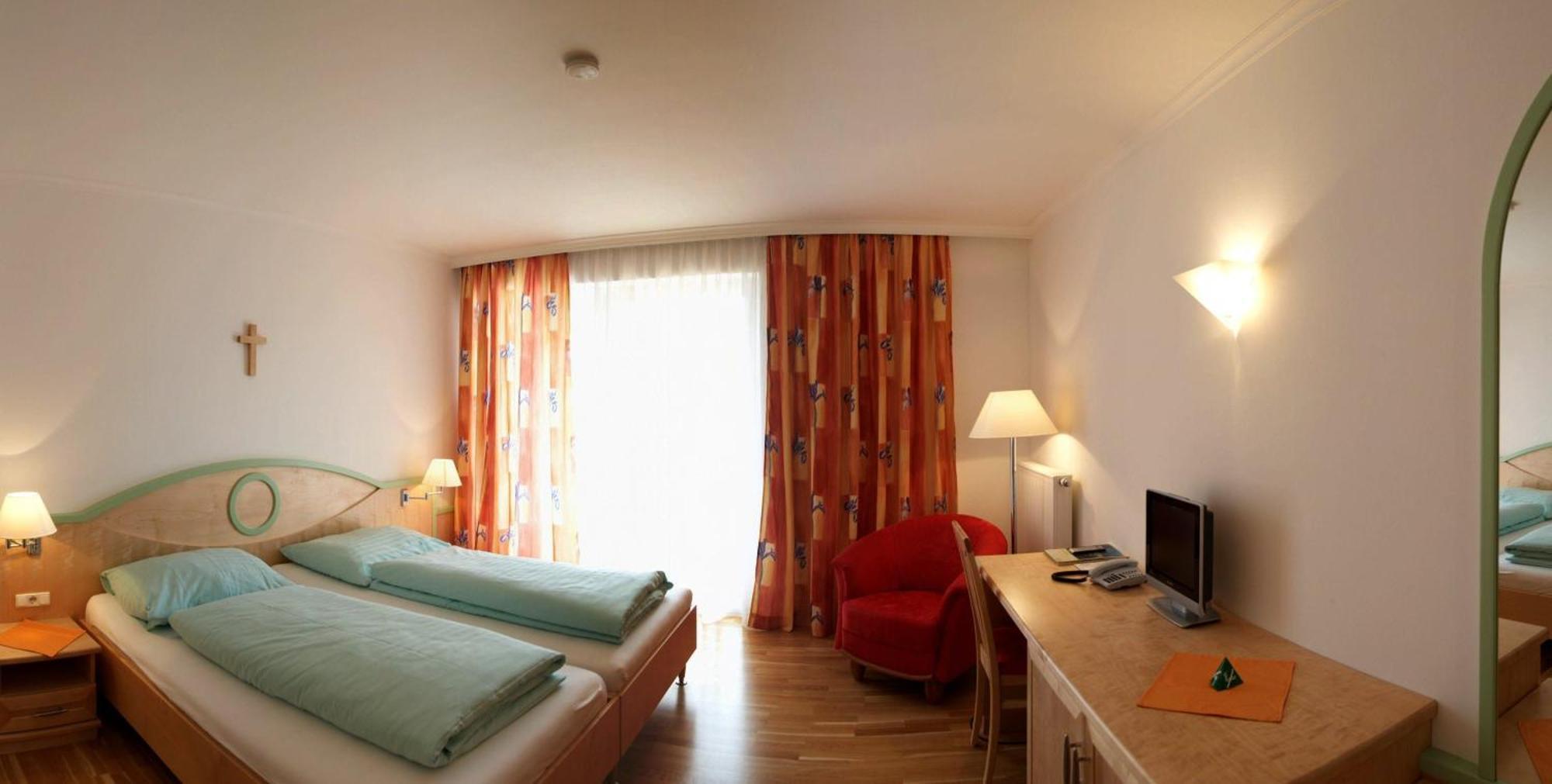 Hotel Zum Kirchenwirt มาเรียตเซลล์ ภายนอก รูปภาพ